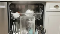 Schlieren im Geschirrspüler? So werden Gläser und Teller wieder glänzend sauber