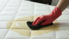Gelbe Flecken auf der Matratze? Mit diesem einfachen Trick wirst du sie fast ganz los