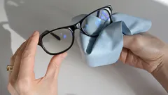 Schluss mit Schlieren: Wie du deine Brille schonend und gründlich reinigst